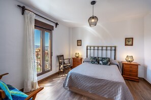 4 bedrooms, free WiFi, bed sheets - Holiday Home 'Coqueta Casa Rural Para 8 Personas' with Private Terrace, Balcony and Wi-Fi (Nigüelas)