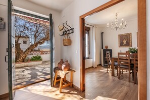 Interior - Holiday Home 'Coqueta Casa Rural Para 8 Personas' with Private Terrace, Balcony and Wi-Fi (Nigüelas)