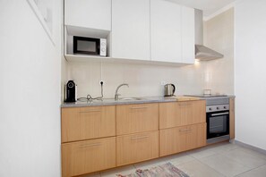 Frigorifero, microonde, forno, piano cottura