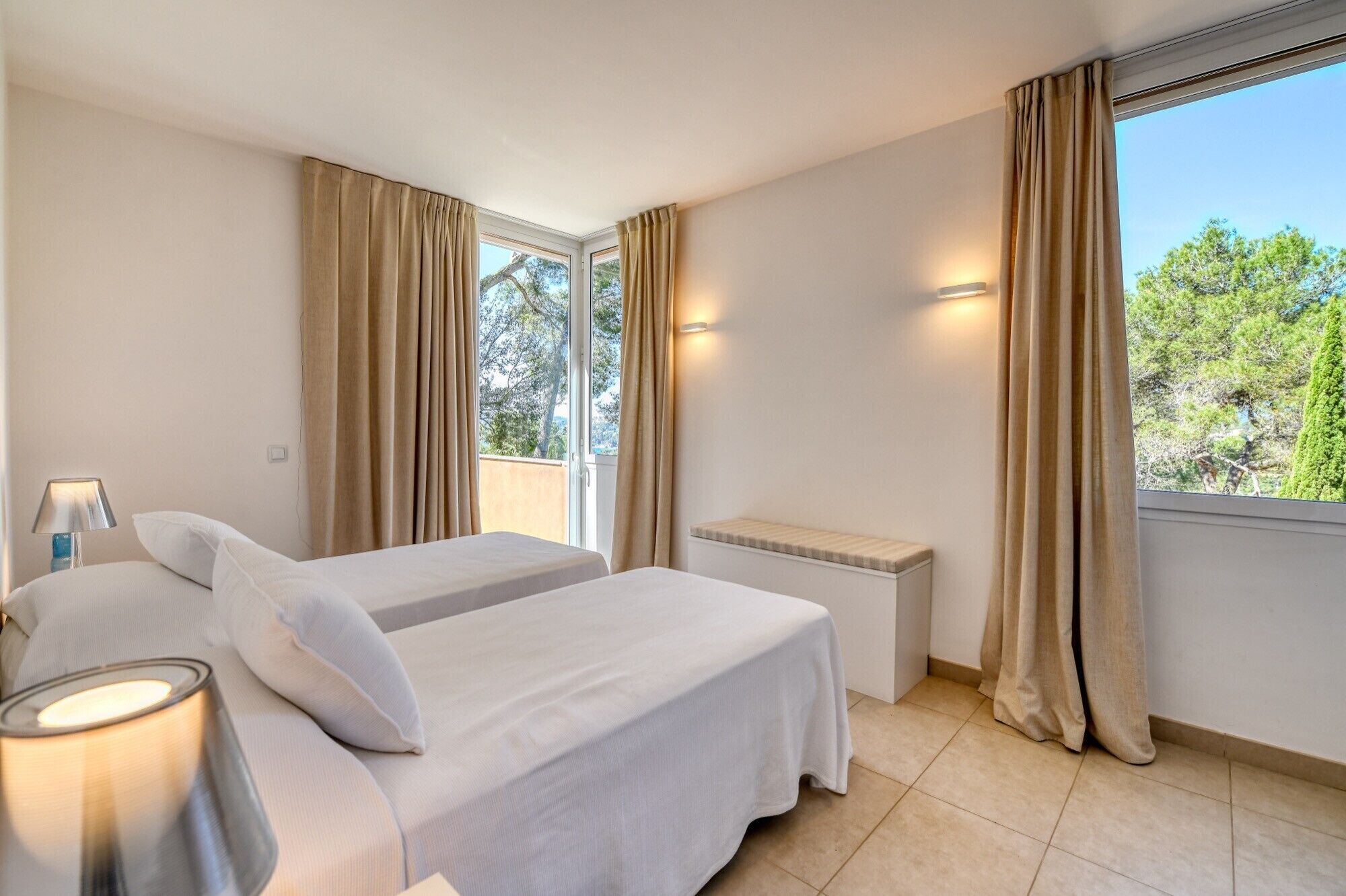 4 slaapkamers, een strijkplank/strijkijzer, gratis wifi, beddengoed