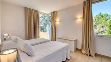 4 slaapkamers, een strijkplank/strijkijzer, gratis wifi, beddengoed