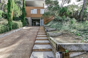 Un edificio moderno con una escalera que conduce a un garaje.