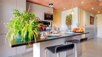 Frigorifero, microonde, forno, piano cottura