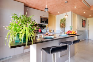 Jääkaappi, mikroaaltouuni, uuni, liesi