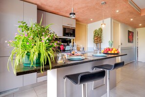 Jääkaappi, mikroaaltouuni, uuni, liesi