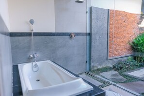 Secadora de cabello, toallas, jabón, papel de baño 