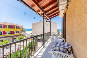 Outdoor dining - Apartment 'Mires House 11' with Sea View, Wi-Fi and Air Conditioning (Corfu)