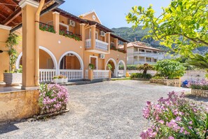 Property grounds - Apartment 'Mires House 11' with Sea View, Wi-Fi and Air Conditioning (Corfu)