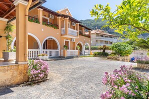 Property grounds - Studio Apartment 'Mires House Side First Floor 10' with Shared Pool, Wi-Fi and Air Conditioning (Corfu)