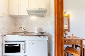 Fridge, oven, stovetop, electric kettle - Studio Apartment 'Mires House Side First Floor 9' with Shared Pool, Wi-Fi and Air Conditioning (Corfu)