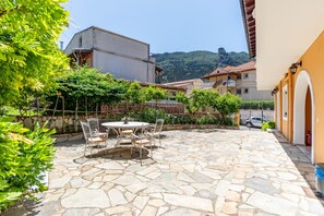 Outdoor dining - Studio Apartment 'Mires House Side Ground Floor 4' with Shared Pool, Wi-Fi and Air Conditioning (Corfu)