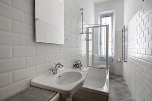 Shower, free toiletries, hair dryer, towels - Apartment 'Casa Mare Levanto 2' with Private Terrace and Wi-Fi (Levanto)