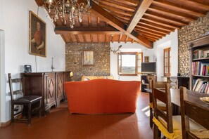 Fernseher, Kamin, DVD-Player