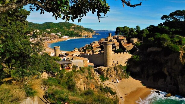 Une ville côtière qui se distingue par son imposant château, sa plage et sa vue dégagée sur la mer.