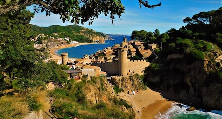 Beach nearby. Apartment 'Cala Salions' with Sea View, Shared Garden and Wi-Fi
