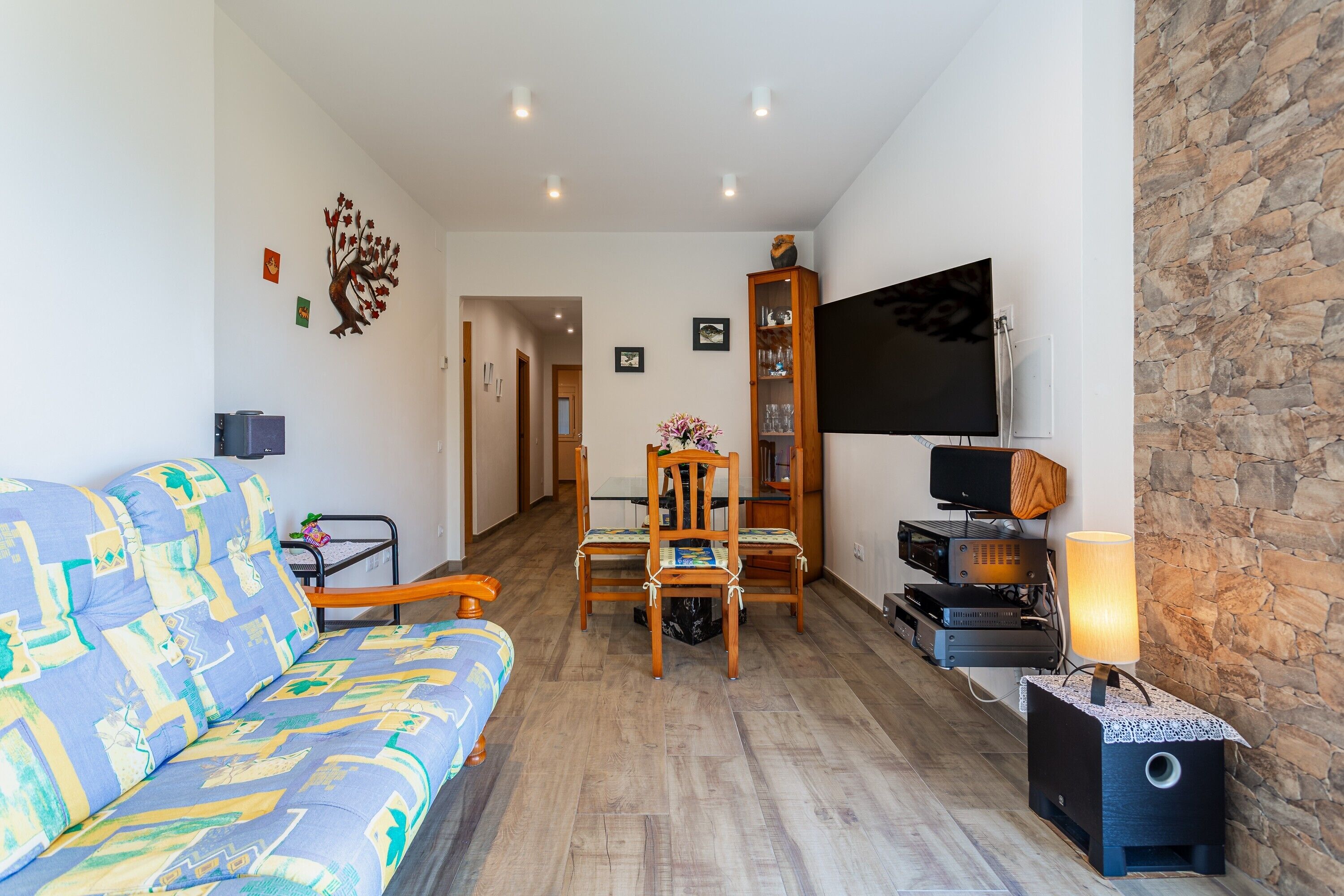 Televisie, een dvd-speler en een tafeltennistafel