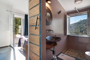 Shower, hair dryer, towels - Apartment 'Ca' Dû Massunin' with Sea View, Wi-Fi and Air Conditioning (Recco)