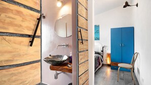 A bathroom with a wooden wall, a round mirror, a sink, and a blue wardrobe. - Apartment 'Ca' Dû Massunin' with Sea View, Wi-Fi and Air Conditioning (Recco)