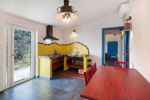 Fridge, microwave, stovetop, coffee/tea maker - Apartment 'Ca' Dû Massunin' with Sea View, Wi-Fi and Air Conditioning (Recco)