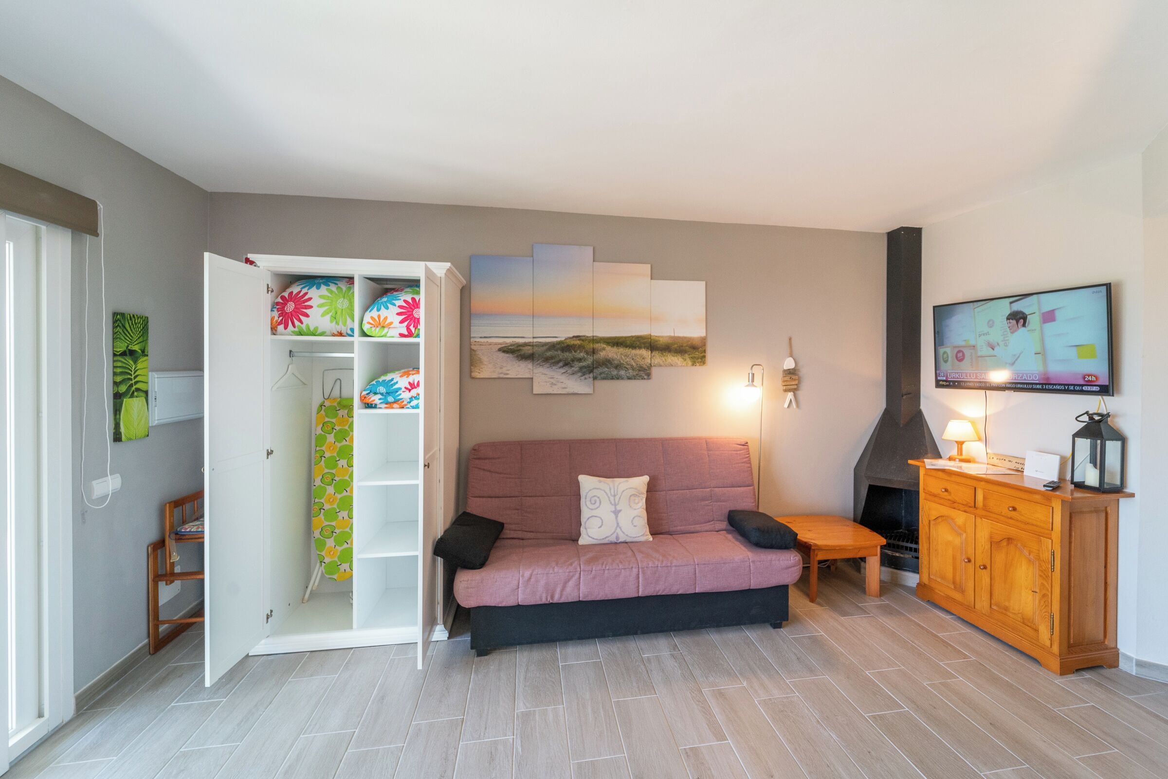 Una televisión, una chimenea