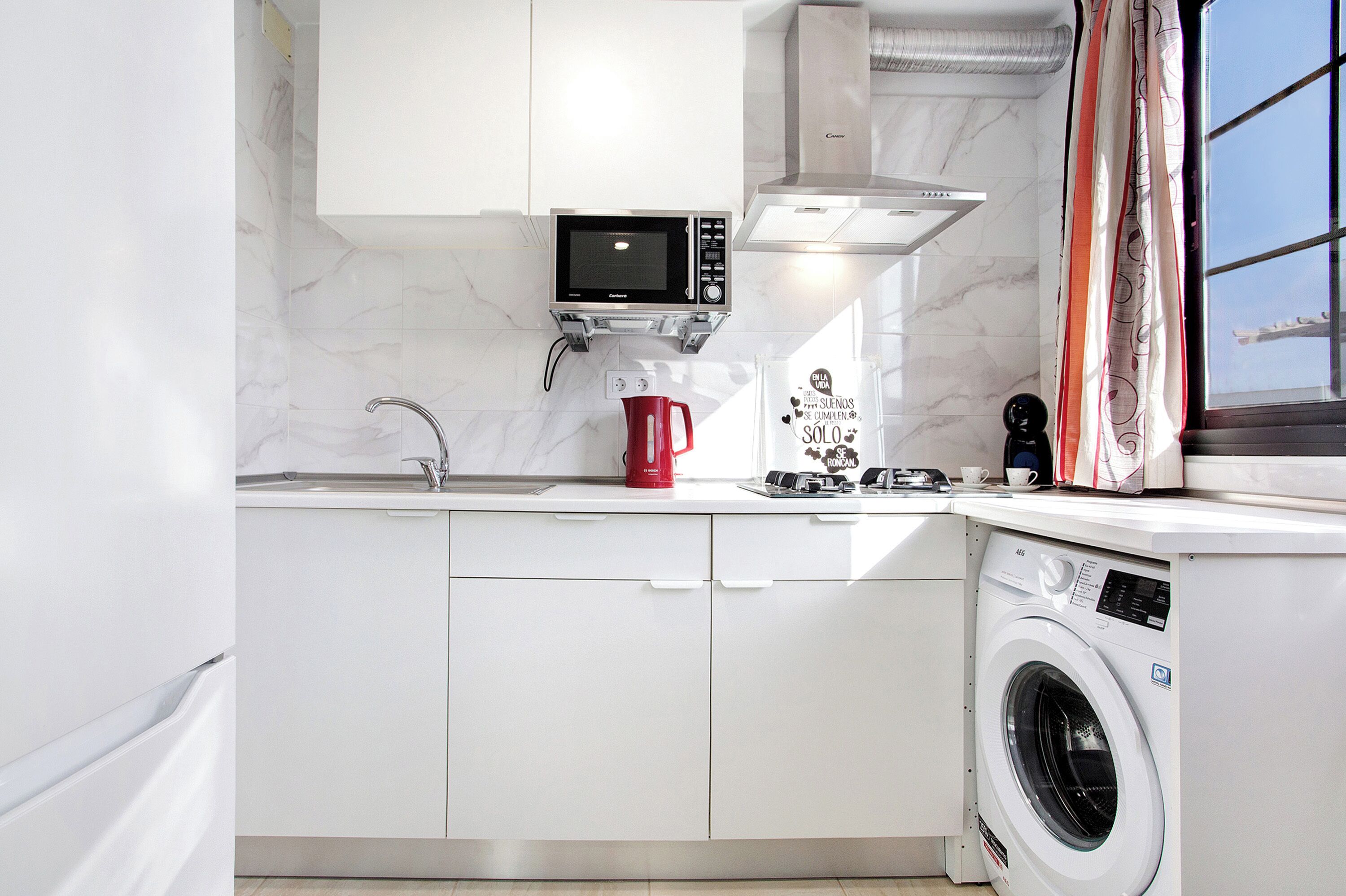 Jääkaappi, mikroaaltouuni, liesi, kahvin-/teenkeitin