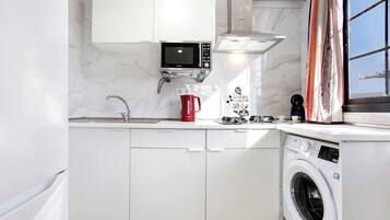 Kühlschrank, Mikrowelle, Herdplatte, Wasserkocher mit Kaffee-/Teezubehör