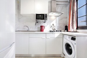 Køleskab, mikrobølgeovn, kogeplade, kaffe-/temaskine