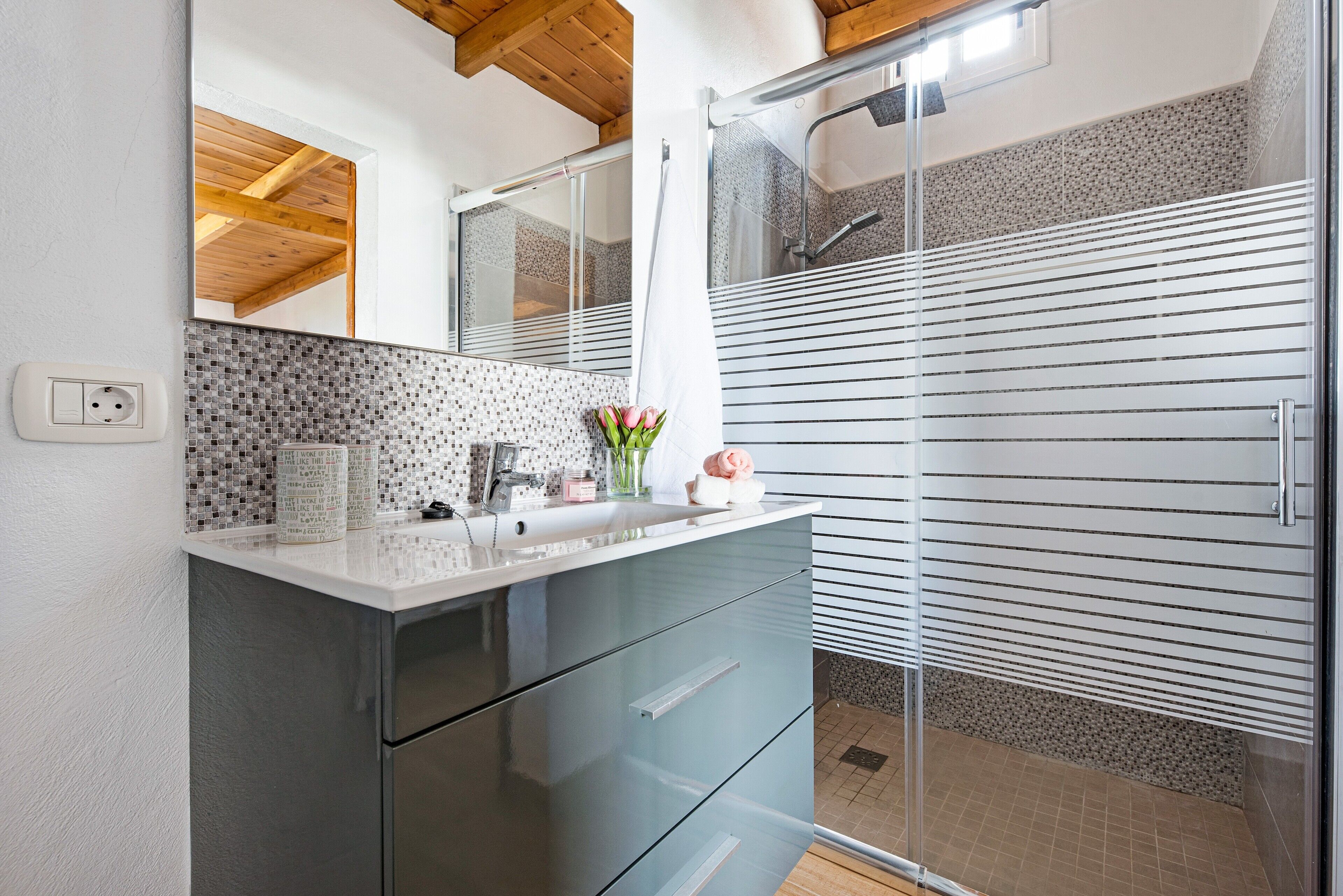 Een douche, een haardroger, handdoeken