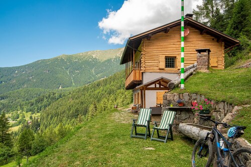 Chalet "Baita dei Minatori Val dei Mocheni" avec vue sur les montagnes, terrasse privée et Wi-Fi
