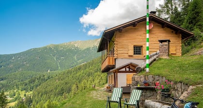 Chalet "Baita dei Minatori Val dei Mocheni" avec vue sur les montagnes, terrasse privée et Wi-Fi