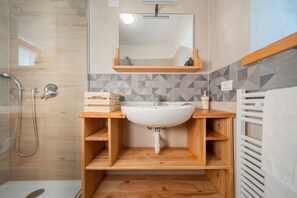 Shower, free toiletries, hair dryer, towels
