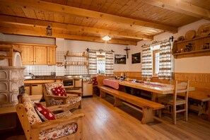 Dining - Chalet "Baita dei Minatori Val dei Mocheni" with Mountain View, Private Terrace & Wi-Fi (Palù del Fersina)