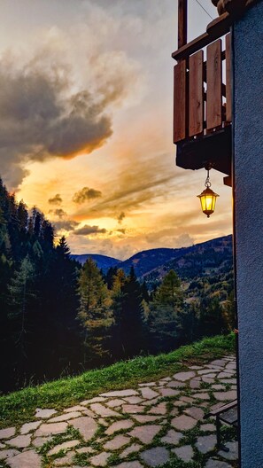 Property grounds - Chalet "Baita dei Minatori Val dei Mocheni" with Mountain View, Private Terrace & Wi-Fi (Palù del Fersina)