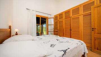 4 bedrooms, iron/ironing board, free WiFi, bed sheets