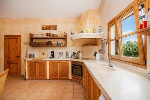 Fridge, microwave, oven, stovetop - Country House 'Can Xerpeta' with Mountain View, Private Pool and Wi-Fi (Son Servera)