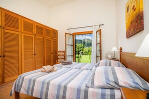 4 makuuhuonetta, silitysrauta/-lauta, ilmainen Wi-Fi, vuodevaatteet