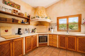 Fridge, microwave, oven, stovetop - Country House 'Can Xerpeta' with Mountain View, Private Pool and Wi-Fi (Son Servera)