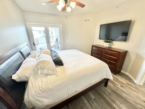 3 bedrooms, iron/ironing board, WiFi, bed sheets - Bridges Bay Penthouse Condo!! (Arnolds Park)
