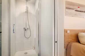 Dusche, kostenlose Toilettenartikel, Haartrockner, Handtücher