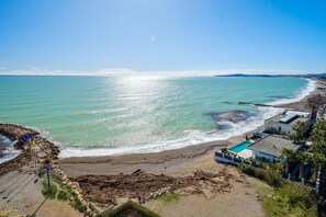 On the beach - Apartment 'Marina Baie Des Anges' with Sea View, Wi-Fi and Air Conditioning (Villeneuve-Loubet)