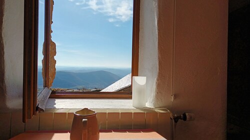 Maison de vacances 'La Clé Des Sens' vue sur les montagnes, terrasse privée et piscine intérieure.