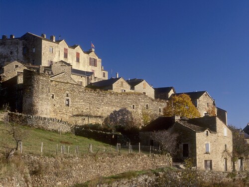 Ferienhaus 'La Clé Des Sens' mit Bergblick, privater Terrasse und Innenpool