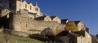 Maison de vacances 'La Clé Des Sens' vue sur les montagnes, terrasse privée et piscine intérieure.