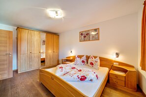 1 bedroom, free WiFi, bed sheets - Apartment 'Schnatzhof Morgensonne' with Mountain View, Shared Terrace and Wi-Fi (Naturno)