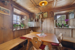 A wooden interior with a wooden table, benches, and potted plants. - Apartment 'Schnatzhof  Morgensonne' with Mountain View, Shared Terrace and Wi-Fi (Naturno)