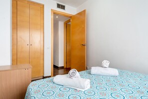 2 bedrooms, iron/ironing board, free WiFi, bed sheets