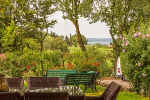 Outdoor dining - Villa 'Minerva' with Lake View, Wi-Fi and Air Conditioning (Lazise)