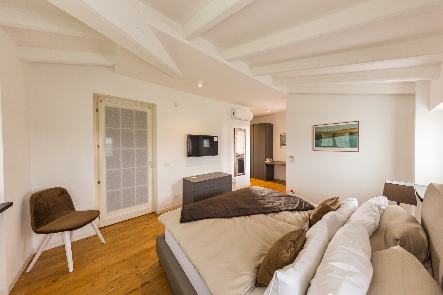 9 camere, ferro/asse da stiro, Wi-Fi gratuito