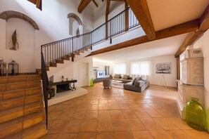 Televisión y chimenea 