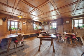 Dining - Apartment 'Schnatzhof  Schwalbennest' with Mountain View, Shared Terrace and Wi-Fi (Naturno)